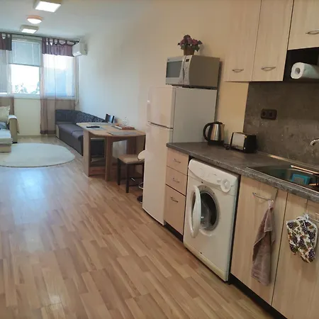 Tanya's Flat 瓦爾納